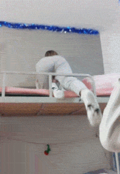 【每日杂图】据说身材好的妹子,早上一般都这样下床!