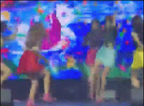 成员sinb竟然在舞台途中胳膊脱臼,但她居然把手臂固定在后边继续跳舞