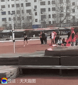 爆笑gif图:甭管小伙多努力,面对大风没脾气!