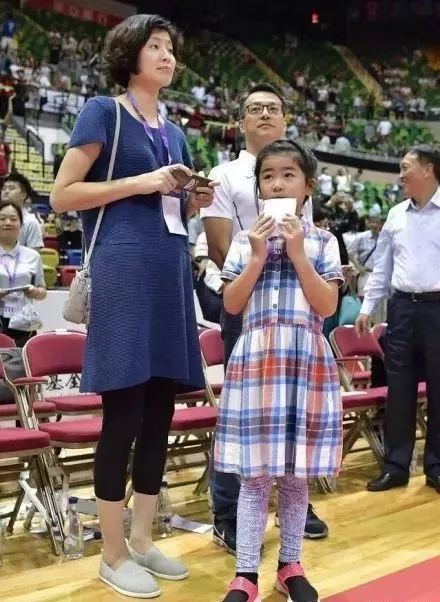 2017年2月,姚沁蕾亮相姚明的球衣退役仪式,许多观众就评价女孩子长得