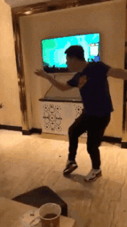 爆笑gif图:姑娘我挺佩服你的,你绝对是个人才