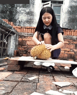 搞笑gif趣图:姑娘,你穿成这样来搬砖不太好吧?