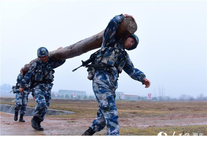 空降兵某旅开展群众性军事体育运动会 营造练兵备战浓厚氛围