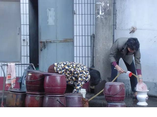 上海这样发达的城市,三年前也有超过9万人的居民家庭仍在使用木制马桶