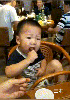 搞笑gif:这个坐姿吃饭感觉十分霸气,非常有当大佬的潜质