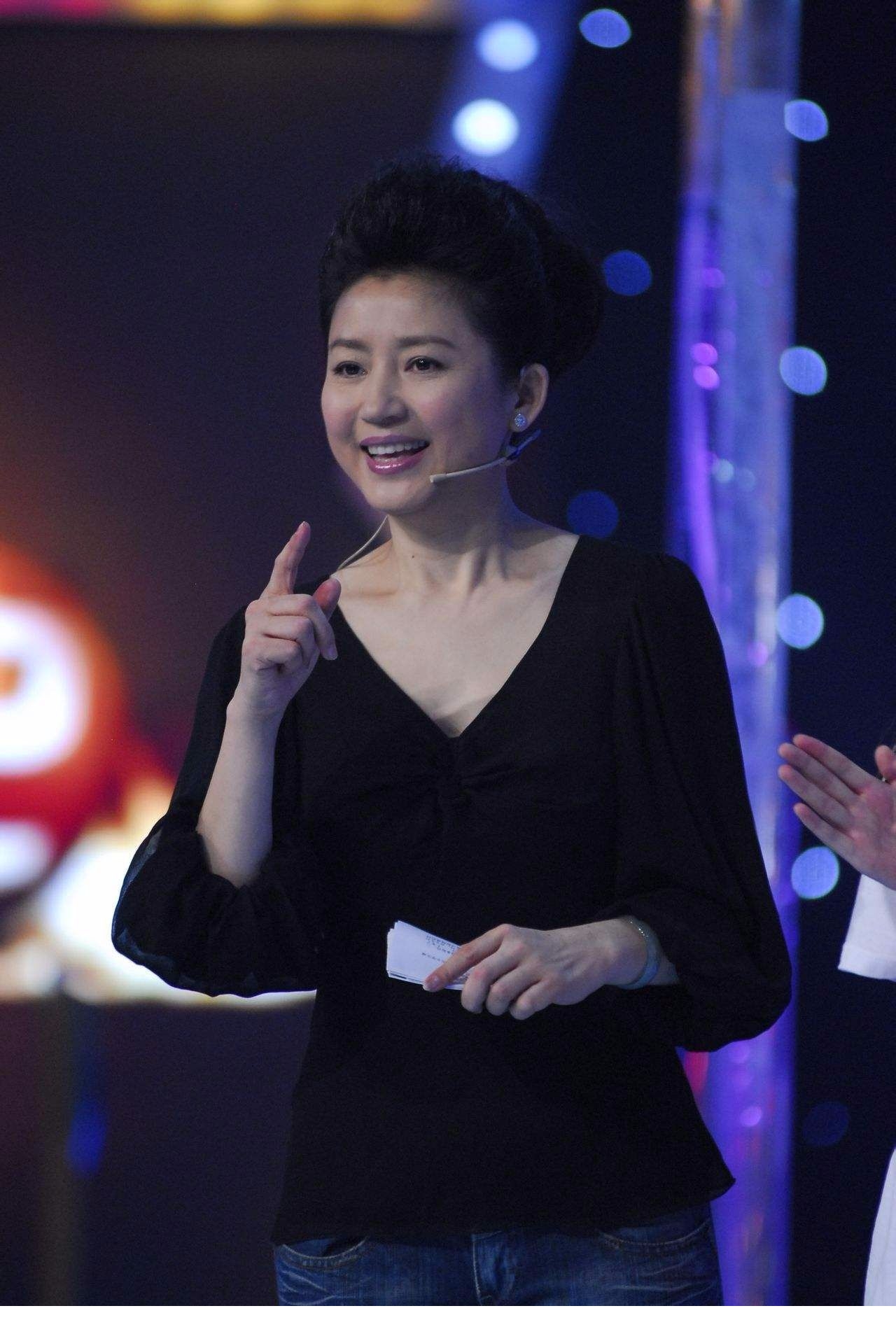 央视主持人王小丫油头垢面差点没认出来,还是短发的她有气质!