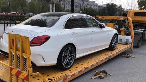 小伙100万买v8 Amg 女友打死不同意 跟三十万的车一样 飞扬头条