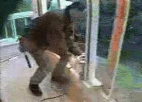 搞笑gif回家看到这尴尬的一幕老婆却说这样晾衣服干的快