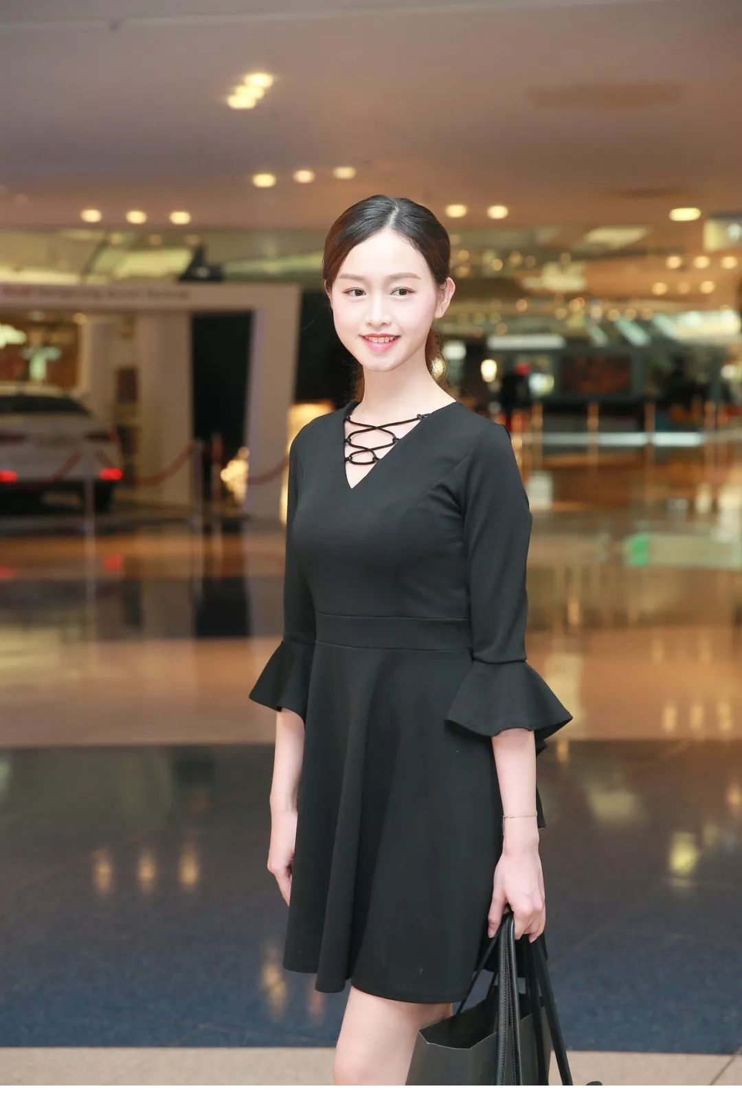 姚懿芠(vivian):身高突出,相貌平平,不算特别有美女气场.