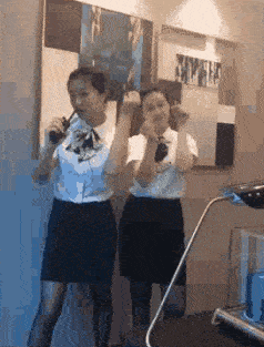 搞笑gif趣图:妹子,矜持点,别把旁人家给吓着了!