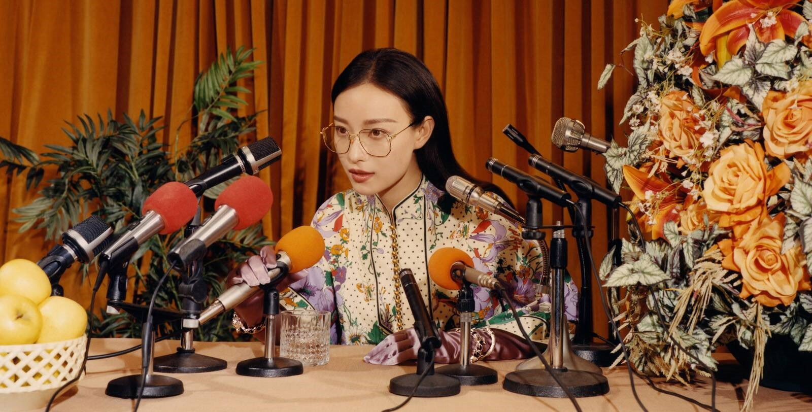 正文  作为人间gucci,倪妮小花之前拍摄就佩戴了矩形金属框文青眼镜