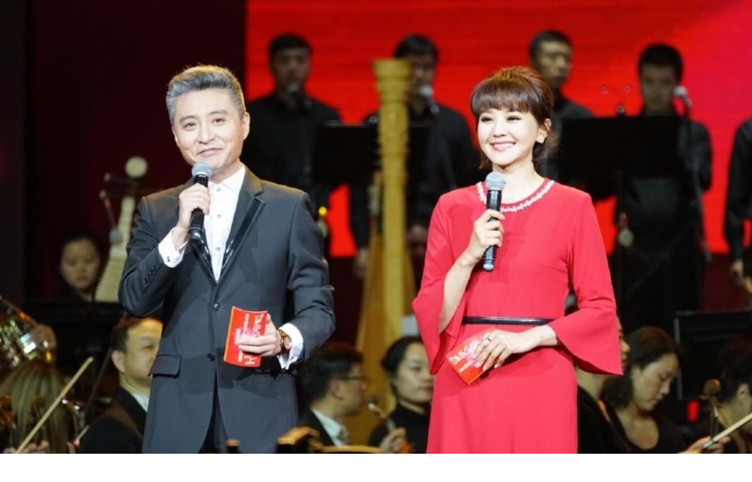 45岁央视主持方琼,隐藏了18年的老公,原来是我们熟悉的他