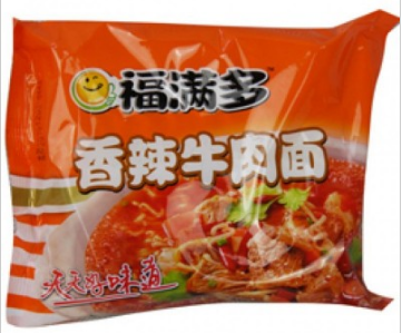 福满多很是风靡,特别是其香辣牛肉面,橘色的包装袋上,黑色的"福满多"