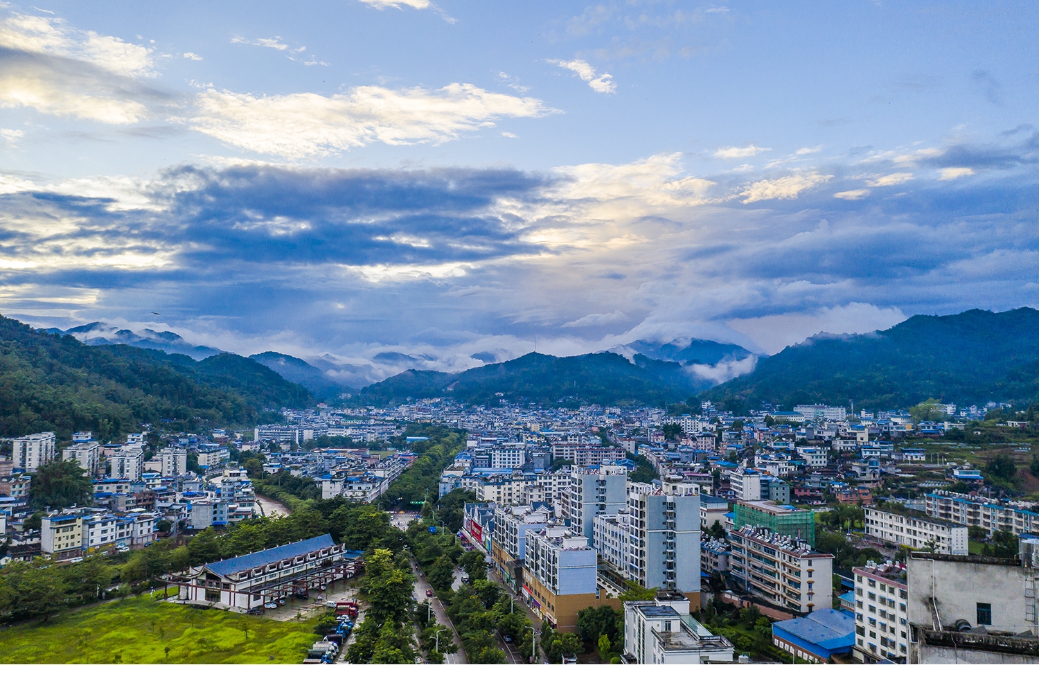 云南江城,三江绕一城,一城连三国.