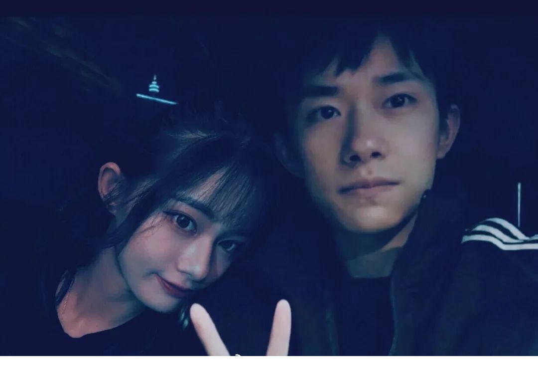 为啥咱俩的合影都是一样的 傻傻分不清楚 就连看到原图后 我都以为是p