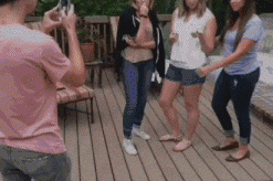 搞笑gif趣图:女人一听见拍照,立马就挺胸抬臀