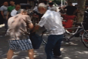 搞笑gif动图:大爷,这么多年,你这暴脾气一点没变