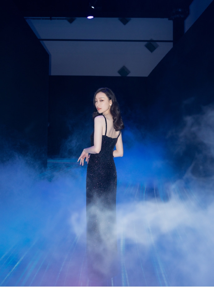 倪妮水中大片摇曳生姿性感美腿成为吸睛利器