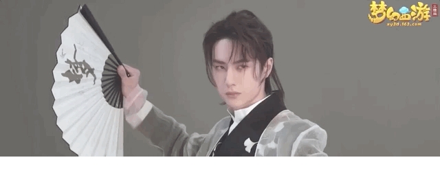 里的他化身鲜衣怒马的少年侠客,完美地诠释了风度翩翩的持剑少年郎