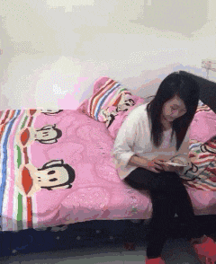 搞笑gif趣图:妹子,你后边肯定还有一个妹子