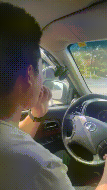 搞笑gif趣图:小姐姐,能把打火机玩得这么溜,应该经常抽烟吧!