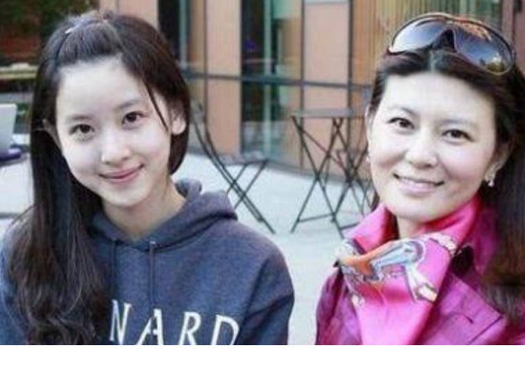 章泽天妈妈外貌曝光年龄比女婿大五岁看到正脸后我不淡定了