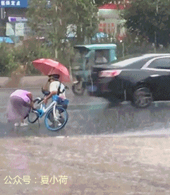 搞笑gif趣图:同学聚会喝多了,只能靠轮椅回家了!