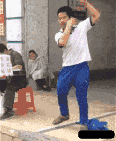 那人说不是,最后一个路口了他问这个是了吧?