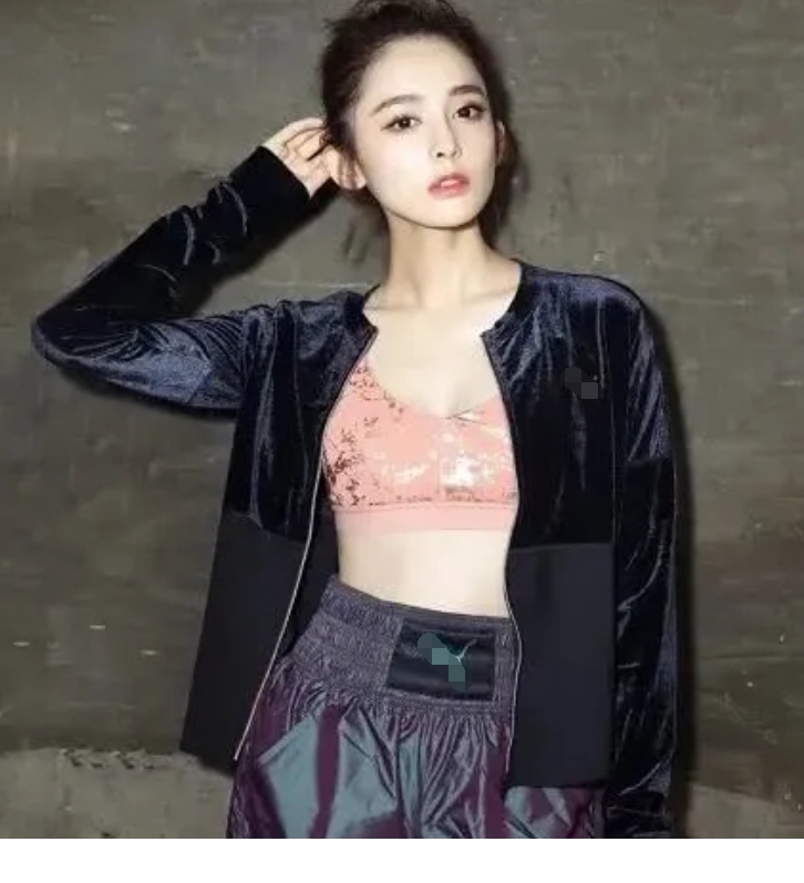 27岁古力娜扎穿运动装拍照,穿外套形同虚设,好身材完全藏不住