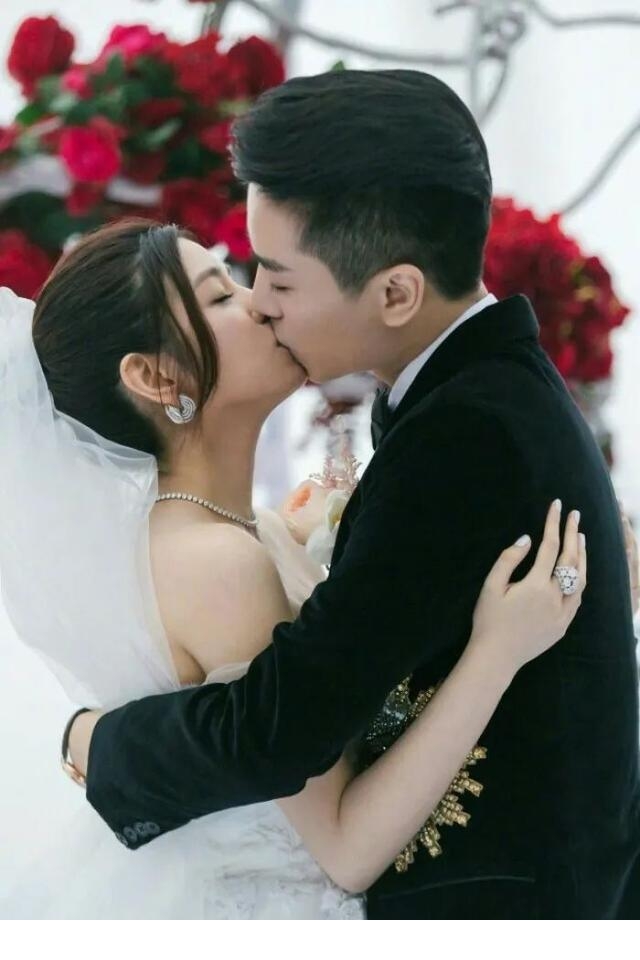 再来看一看陈晓和陈妍希结婚照,真心好看.
