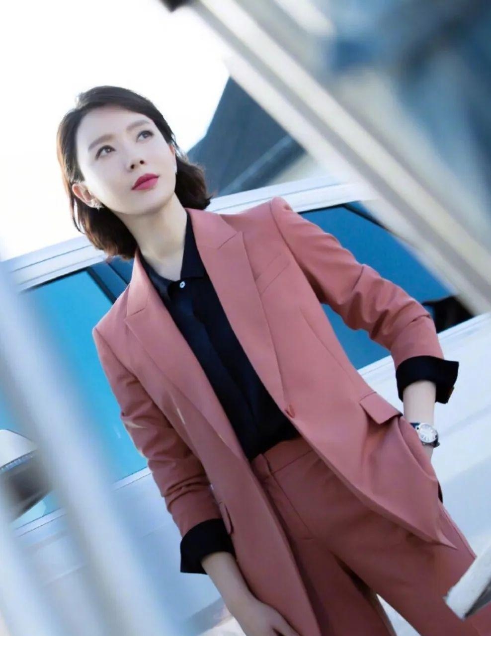 比如在《完美关系》中饰演女高管的陈数,凭着炸裂的气场和干练的形象