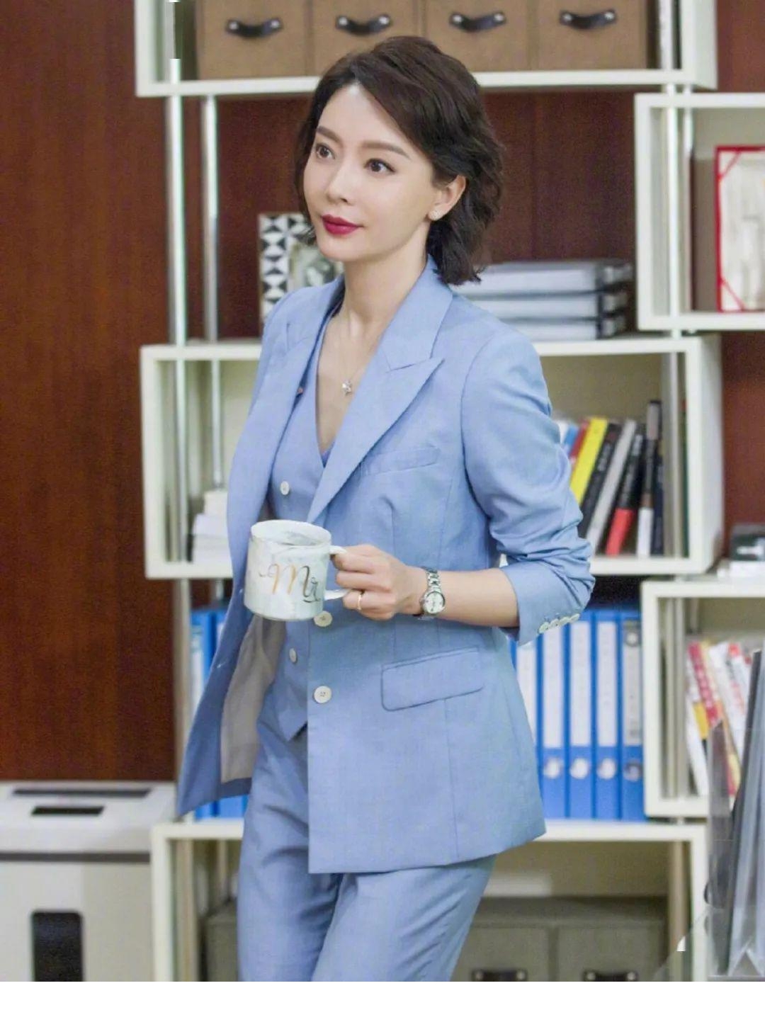 比如在《完美关系》中饰演女高管的陈数,凭着炸裂的气场和干练的形象