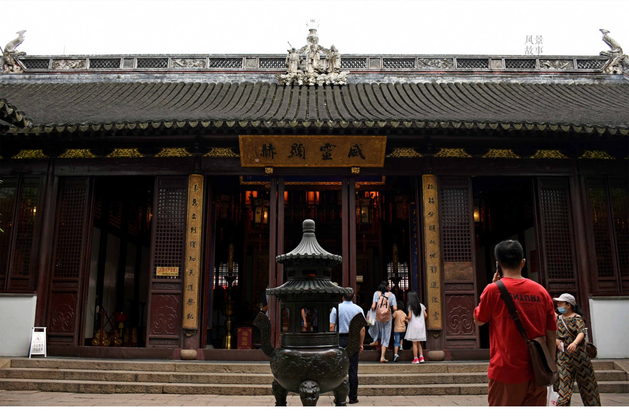 和上海豫园一墙之隔的城隍庙,本地人不去吗?