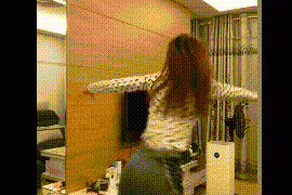 原创 搞笑gif趣图:大哥,看你自信满满,结果是自找的痛!