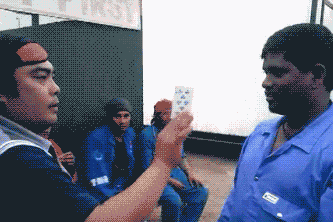 搞笑gif:太高兴了据说新娘当时都开心的哭了