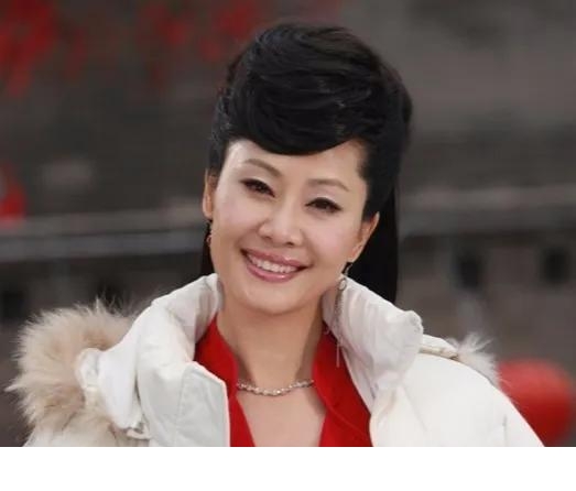 结束第一段婚姻之后,于文华再次邂逅了爱情.认识了现任丈夫李年.