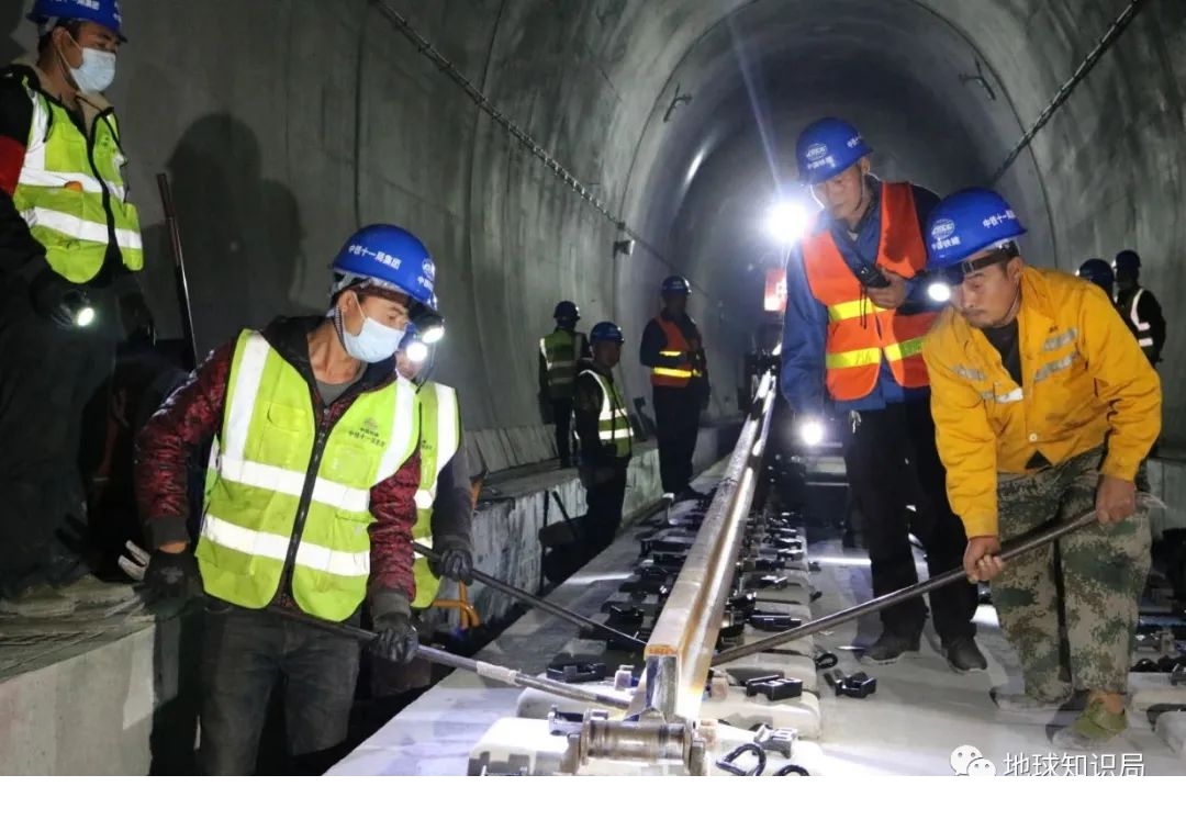 一座贯通的隧道 也是在这个隧道,全线实现了铺轨贯通 (图:南昌铁路)▼