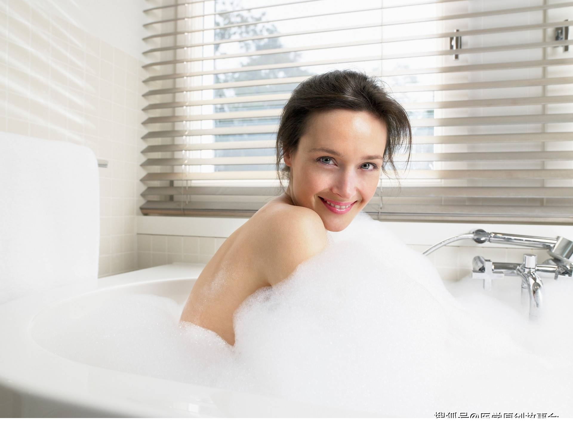 年轻女人正在洗澡 库存照片. 图片 包括有 构成, 干净, 赤裸, 乐趣, 健康, 头发, 相当, 休闲 - 244913976