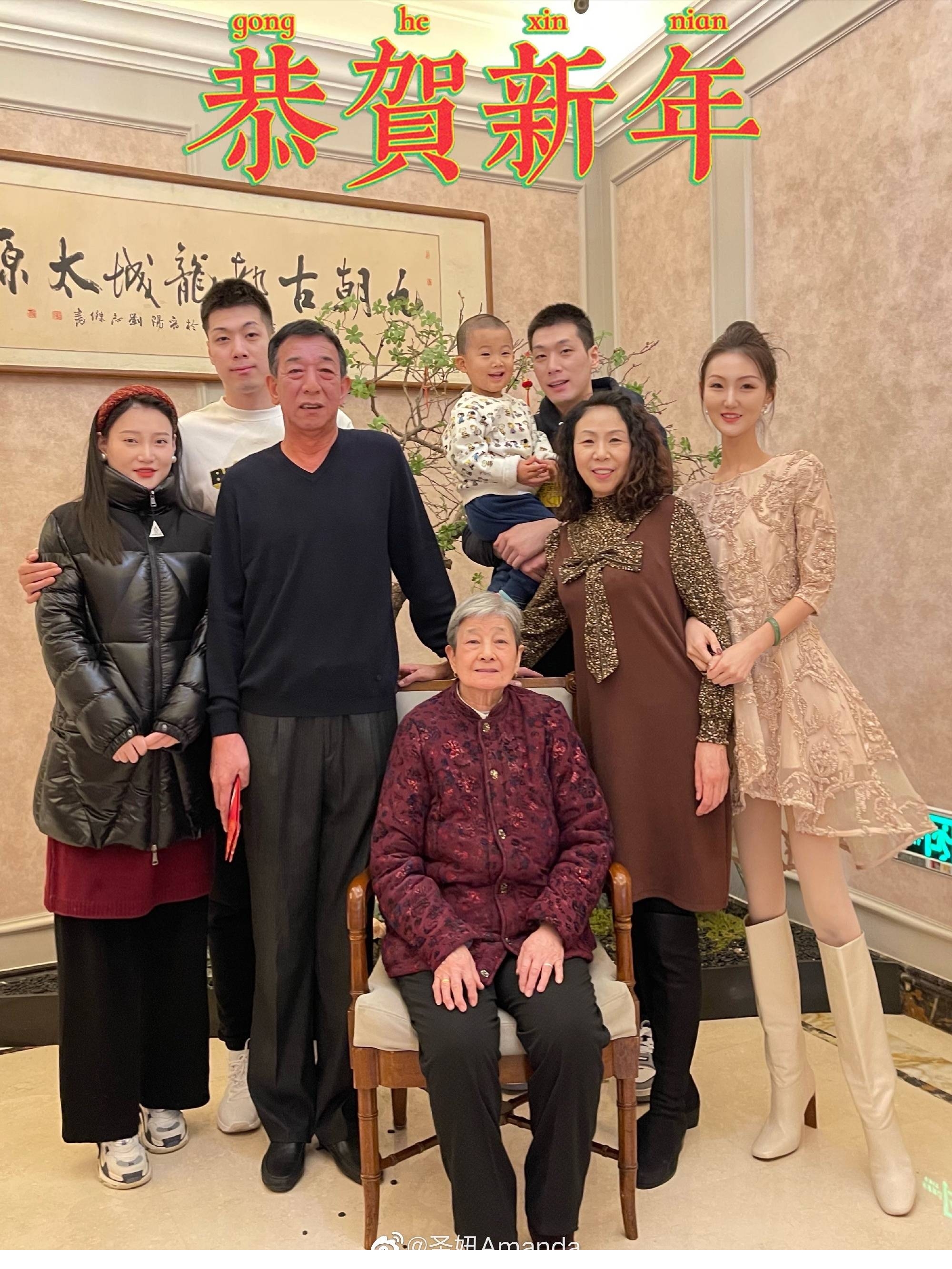 70岁王刚的儿子近照罕见曝光，网友回复：原来长这样_凤凰网视频_凤凰网