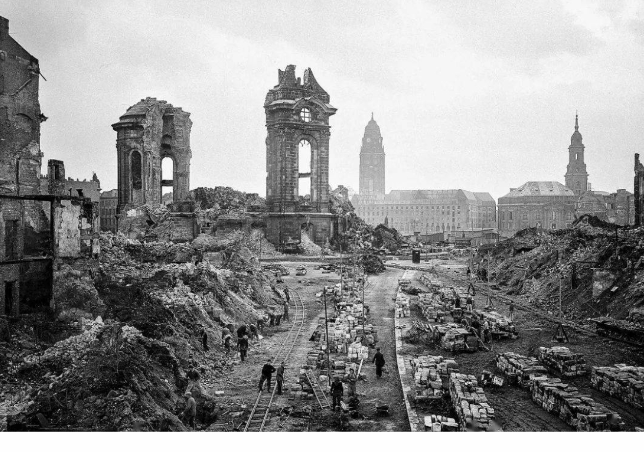 Berlin in ruins: Apocalyptic pictures after Soviet soldiers defeated ...